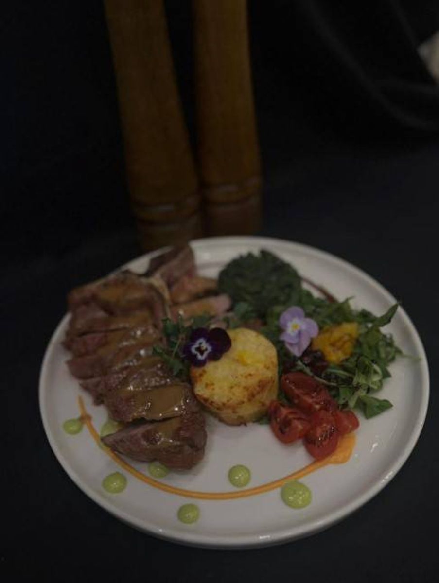 T-Bone cu Spanac și Cartofi Gratinați